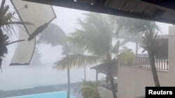 Sehemu ya paa ya jengo huku Kimbunga Freddy kikipiga Trou-aux-Biches, Mauritius, Februari 20, 2023.REUTERS
