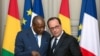 Le président français François Hollande écoute son homologue guinéen Alpha Conde au Palais de l'Élysée, à Paris, le 11 avril 2017.