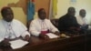 L’abbé Donatien Nshole, secrétaire général adjoint de la Cenco (Conférence nationale épiscopale du Congo), au centre et noire, parle lors d’un point de presse à Kinshasa, 2 décembre 2016. VOA/Top Congo FM 