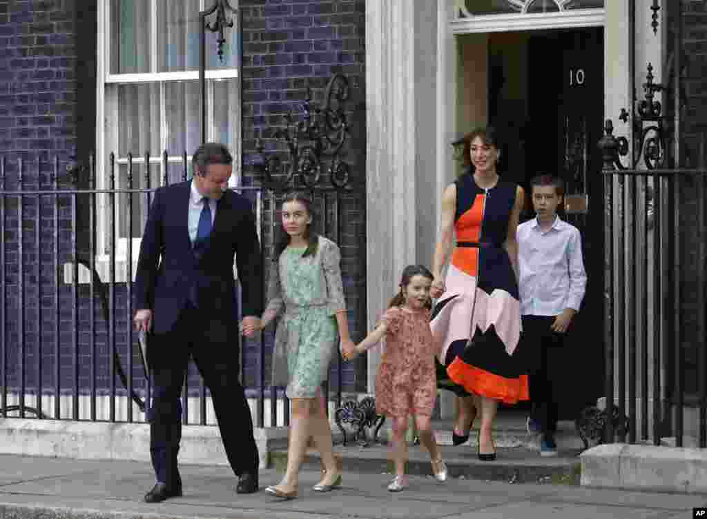 នាយករដ្ឋមន្រ្តី​លោក David Cameron ភរិយា Samantha និង​កូនៗ​ Nancy, Florence និង Elwen (ពី​ខាង​ឆ្វេង) ចាក​ចេញ​ពី​ការិយាល័យ 10 Downing Street ក្នុង​ក្រុង​ឡុងដ៍។ លោក​ Cameron បាន​ធ្វើការ​លាលែង​ពី​តំណែង​ជា​ផ្លូវការ​នៅ​អំឡុងពេល​ជំនួប​ជាមួយ​នឹង​ម្ចាស់ក្សត្រី Queen Elizabeth II នៅ​ឯ​វិមាន Buckingham Palace។
