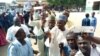 Des électeurs sont en ligne lors des primaires du parti au pouvoir, le Congrès des progressistes (APC), à Borno, Nigeria, 28 septembre 2018. (Twitter/Ellwana Mustapha)