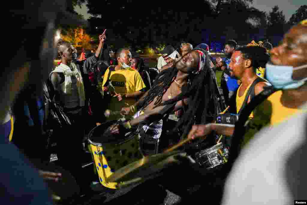Moun sa yo ap pran plezi yo nan festival J'ouvert la nan Brooklyn, Nouyok siti, 6 Septanm, 2021.