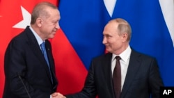 Shugabbanin Rasha da na Turkiyya kenan yayin da suke gaisawa ranar 5 ga watan Maris, 2020.