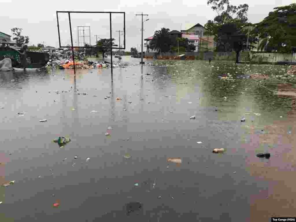 Jiji la Kinshasa limefurika kwa maji kutokana na mvua ya usiku moja&nbsp; 2017. (VOA/TopCongo)
