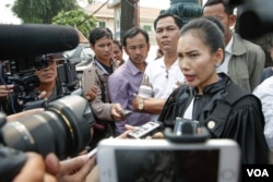 FILE: Meng Sopheary, co-defense attorney of Kem Sokha, talks to reporters in front of Appeal Court after the bail request hearing on February 1st, 2018, Phnom Penh, Cambodia. (Khan Sokummono/VOA Khmer)