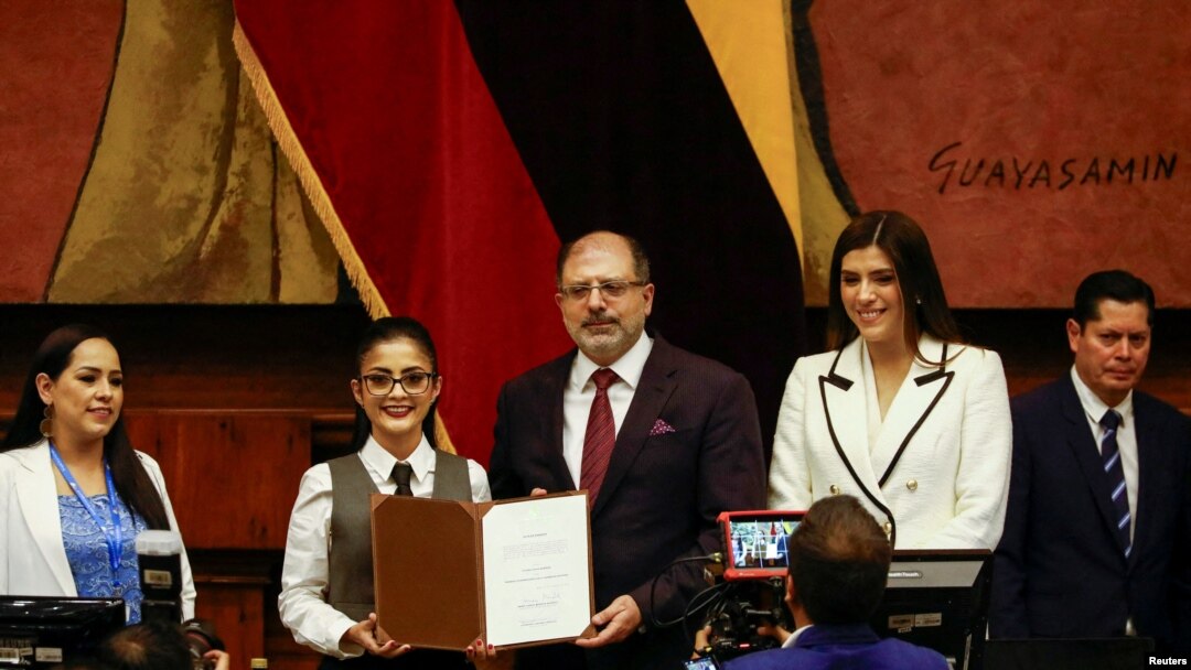 Viviana Veloz recibe el certificado de posesión como Primera Vicepresidenta de la Asamblea Nacional de Ecuador, en Quito, Ecuador, el 17 de noviembre de 2023.