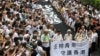 7月17日下午，香港数以千计的老年人举行银发族白衣静默游行，声援年轻人反抗逃犯条例修订的反送中运动。（美国之音海彦拍摄）