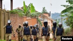 Polisi wa kuzima ghasia washika doria kwenye picha ya awali