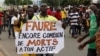 Un homme tenant une pancarte lors d'une manifestation à Lomé, le 6 septembre 2017