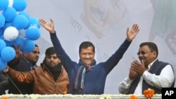 ফাইল-দিল্লির মুখ্যমন্ত্রী অরবিন্দ কেজরীওয়াল (মাঝে) নয়াদিল্লিতে আম আদমি পার্টির বিজয় উদযাপন করছেন। ভারত। ১১ ফেব্রুয়ারি, ২০২০। 