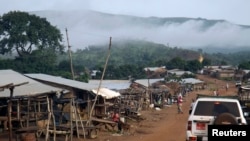 La brume enveloppe les montagnes de Simandou à Beyla, Guinée, 4 juin 2014. (Photo REUTERS/Saliou Samb)