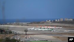 Vista de la pista de aterrizaje del Aeropuerto Internacional Simón Bolívar, en La Guaira. Archivo. (AP Photo/Matias Delacroix)