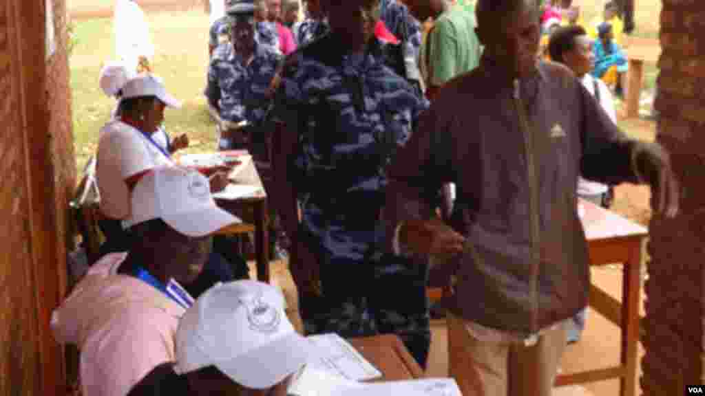 Des électeurs s'enregistrent à tour de rôle pour voter dans un centre de vote, le 29 juin 2015, lors des élections législtives au Burundi
