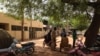 Des Maliens devant l'agence clientèle de l'Énergie du Mali, à Bamako, le 16 mars 2017.