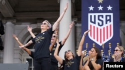 Archivo - La selección femenina de fútbol de EE.UU. en la sede de la alcaldía de la ciudad de Nueva York el 10 de julio de 2019.