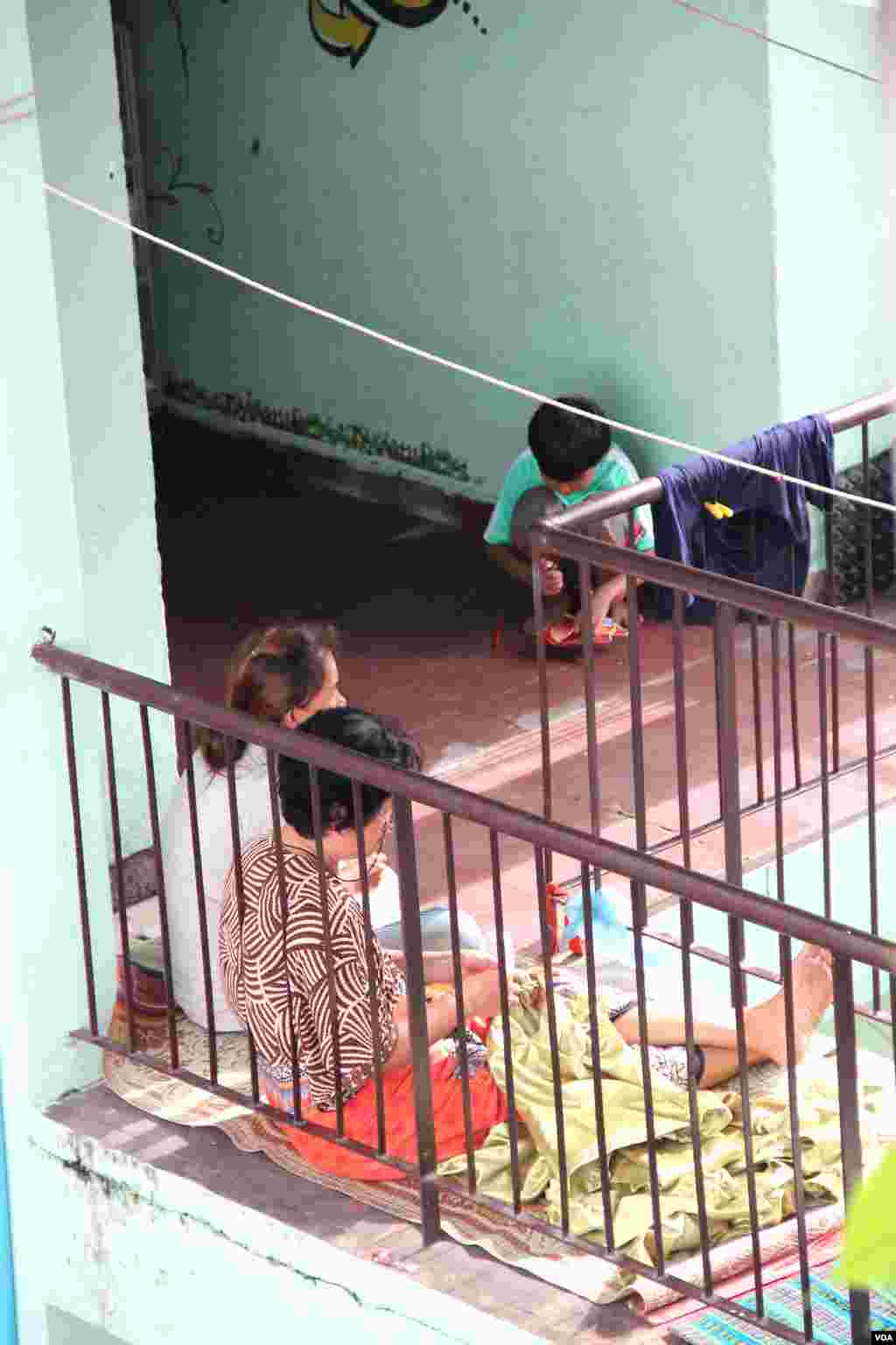 A general view of daily activities of residents at Phnom Penh's White Building on Friday, September 5, 2014. (Nov Povleakhena/VOA Khmer)