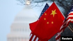 美中国旗在华盛顿街头飘扬，背景是美国国会大厦。（资料照片）