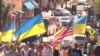 Seorang perempuan membidikkan senapan mesin Perang Dunia II saat perayaan Hari Pembela Tanah Air di St.Petersburg, Rusia.