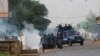 La police lance des grenades lacrymogènes pour disperser les manifestants à Lomé, Togo, 19 août 2017. (VOA/Kayi Lawson)