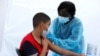 Un niño de 12 años recibe una dosis de la vacuna de Pfizer contra el COVID-19 en el Bronx, Nueva York, el 4 de junio de 2021.