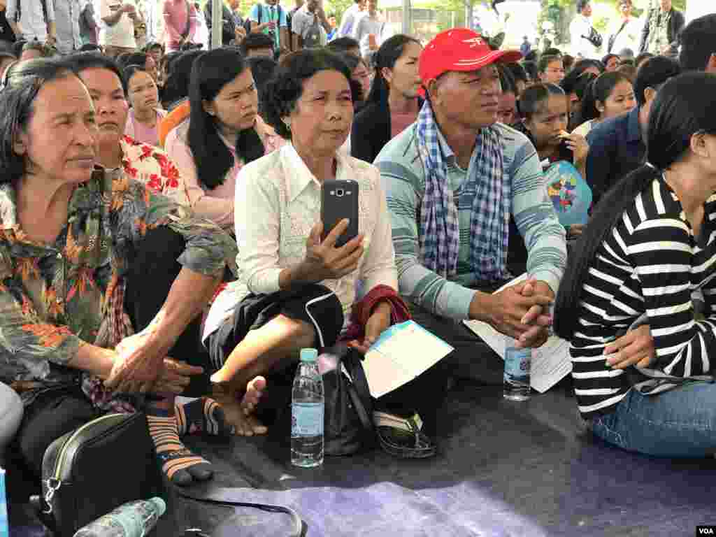 អ្នកចូលរួមក្នុងពិធីរំឭកខួបទី២៨ឆ្នាំនៃការចុះកិច្ចព្រមព្រៀងទីក្រុងប៉ារីស នៅទីក្រុងភ្នំពេញថ្ងៃទី២៣ តុលា ឆ្នាំ២០១៩។ (ហ៊ុល រស្មី/VOA)