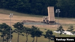 지난달 30일 한국 경북 성주군 성주골프장에서 미군 사드 발사대가 하늘을 향하고 있다.