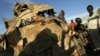 Des déplacés dans un camp de réfugiés, au Darfour, le 7 décembre 2004.