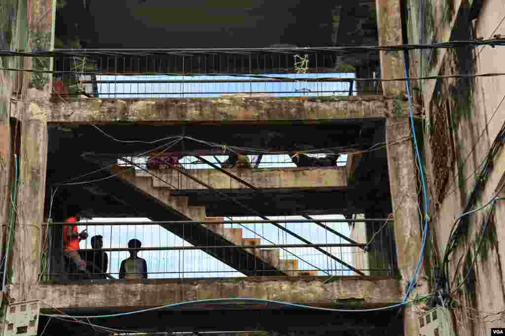 A general view of Phnom Penh's White Building and its residents on Friday, September 5, 2014. (Nov Povleakhena/VOA Khmer)