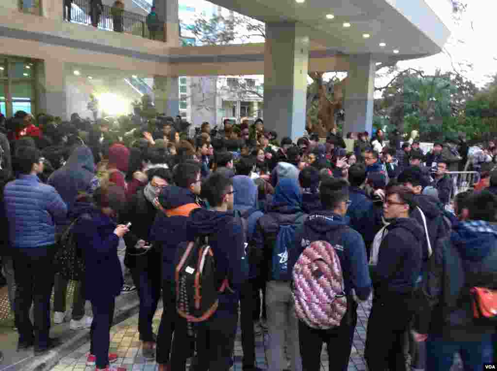 香港大學罷課學生和一些民間團體在港大校委會會場外抗議(美國之音海彥拍攝)