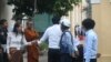 នគរបាល​កំពុង​ឈរ​យាម​ដើម្បី​រក្សា​សន្តិសុខ​នៅ​មុខ​មណ្ឌល​ប្រលង​សាលា​បឋម​សិក្សា​ចតុមុខ កាល​ពី​ថ្ងៃ​ទី​២៤​ ខែ​សីហា​ ឆ្នាំ​២០១៥។​ នេះ​ជា​ឆ្នាំ​ទី​២​ហើយ​ ដែល​ការប្រលង​មធ្យម​សិក្សា​ទុតិយ​ភូមិ ​​ដែល​ក្រសួង​អប់រំ​បាន​រឹតបន្តឹង​លើ​ការប្រលង។ (ស៊ូ​ ពិសែន/VOA)
