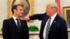 Le président Donald Trump et le président français Emmanuel Macron discutent dans le bureau ovale de la Maison Blanche à Washington, le 24 avril 2018.
