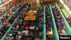Bunge la Uganda likijadili kubadilisha katiba kuongeza muda wa uongozi wa rais, Kampala, Uganda, Septemba 21, 2017.