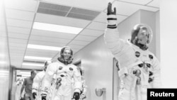 A wannan hoto da aka dauka a jihar a Florida, a ranar 16 ga watan Yulin, 1969. Neil Armstrong yana yin ban kwana da jama'a yayin da suke shirin jirign da zai kai su duniyar wata