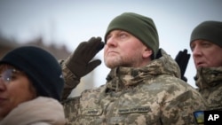 Головнокомандувач Збройних Сил України Валерій Залужний під час пам’ятного заходу з нагоди річниці російсько-української війни, 24 лютого 2023 р. (Фото: Пресслужба президента України через AP)