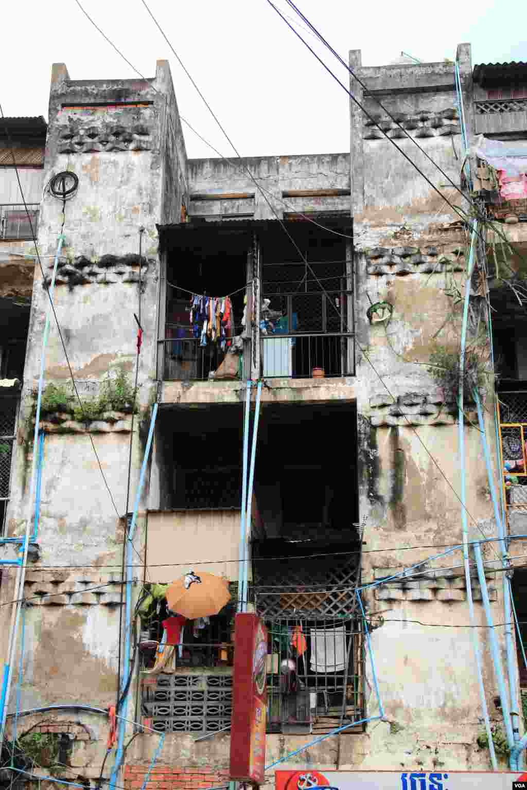 A general view of Phnom Penh's White Building and its residents on Friday, September 5, 2014. (Nov Povleakhena/VOA Khmer)