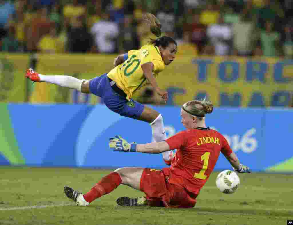 Mechi ya mpira wa wanawake kati ya Brazil na Sweden. 