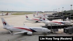 ILUSTRASI - Pesawat Malaysia Airlines terlihat terparkir di Bandara Internasional Kuala Lumpur, Sepang, Malaysia, 6 Oktober 2020. (REUTERS/Lim Huey Teng)