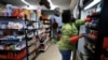 Une entrepreneure dans sa boutique aux États-Unis.