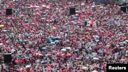 Waandamanaji washiriki maandamano ya kupinga mpango wa Rais Manuel Lopez Obrador wa kurekebisha mamlaka ya uchaguzi, mjini Mexico, Februari 26, 2023