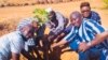 Les initiateurs de "1 Burkinabè, 1 arbre" en compagnie de Yacouba Sawadogo, Prix Nobel Alternatif qui soutient l’initiative, Ouagadougou le 30 juin 2021.