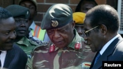 Presidente Robert Mugabe, à direita, ao lado do General Constantine Chiwenga (imagem de arquivo)
