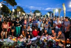 人们向卡车货车在尼斯濒临地中海的盎格鲁街上碾人事件死难者献花（2016年7月17日）