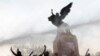 Los manifestantes sostienen una pancarta y banderas mapuche mientras se despliega el cañón de agua de la policía durante una protesta contra el modelo económico estatal de Chile en Santiago, Chile, 26 de octubre de 2019. REUTERS / Pablo Sanhueza
