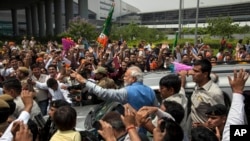 ရွေးကောက်ခံ ဝန်ကြီးချုပ်အသစ် Narendra Modi တာဝန်ထမ်းဆောင်ရန် နယူးဒေလီမြို့သို့ ရောက်လာစဉ်။ (မေ ၁၇၊ ၂၀၁၄)