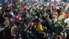 De nombreux festivaliers en train de profiter des rythmes africains, à Ouagadougou, le 5 avril 2021. 