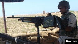 Un soldat de l'armée égyptienne regarde de son poste à un point de contrôle dans la ville el-Arish, la partie troublée du nord de la péninsule du Sinaï, le 8 Juillet 2015.