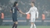 Cristiano Ronaldo, à droite, serre la main d'Edinson Cavani du PSG, à la fin du match retour des 8e de finale de la Champions League, au Parc des Princes, Paris, 6 mars 2018.