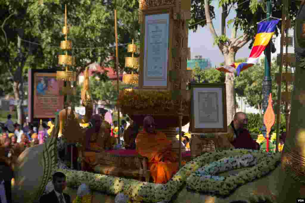 Cambodian, Singaporean, Mongolian, and Japanese Supreme Patriarchs are on a royal float with framed certificate are on honorary title "Preah Sri Loka Dhammika Raja" to Cambodia's King Norodom Sihamoni on June 3, 2015. (Nov Povleakhena/VOA Khmer)