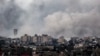 Khói bốc lên sau cuộc tấn công của Israel ở miền nam Gaza.