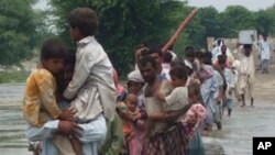 Watu wahama maeneo yaliyokumbwa na mafuriko huko Pakistan